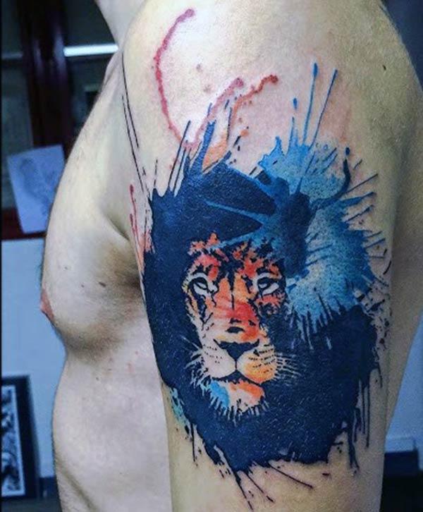 Splashy and classy Lion face water color ink shoulder tattoo ideas for boys and men