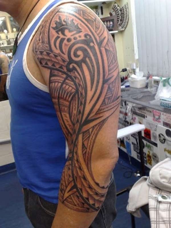 Intricating Maori tattoo ideas on arm for Masculine Men 