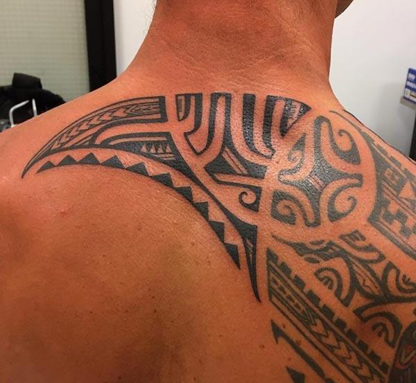 Captivating intense black Hawaiian tribal back tattoo ideas for Guys