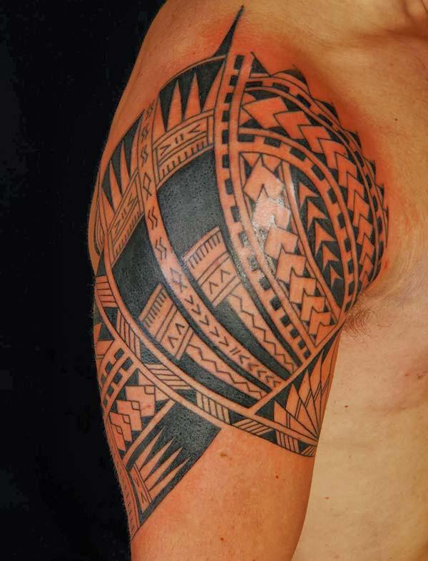 Intense black lined Hawaiian tribal shoulder tattoo ideas for Boys