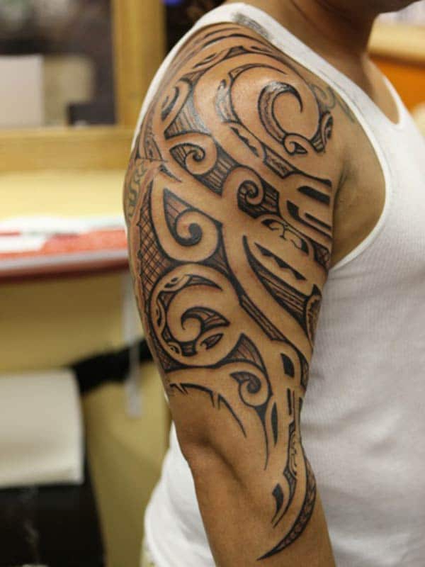 Fetching artistic piece of Hawaiian Tribal shoulder Tattoo for Men