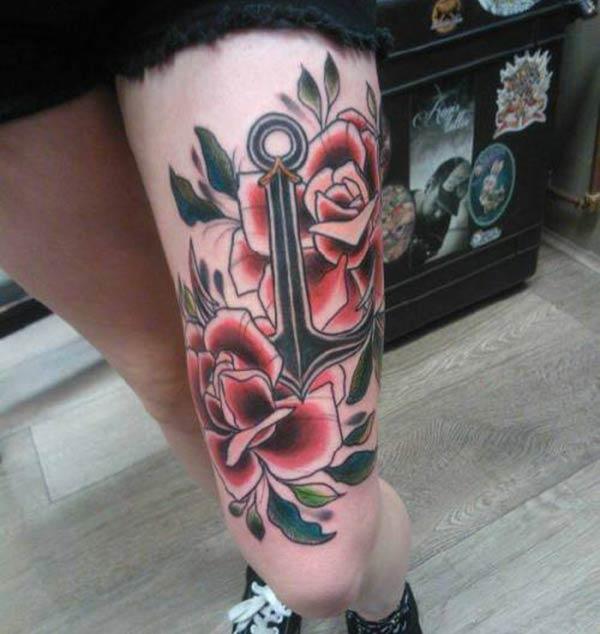 Stylish anchor and red roses tattoo ideas for ladies on thigh