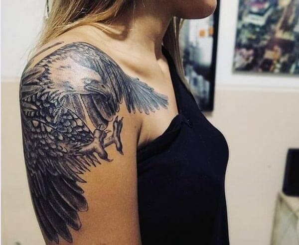 A eye-catchy eagle tattoo deign on shoulder for Ladies