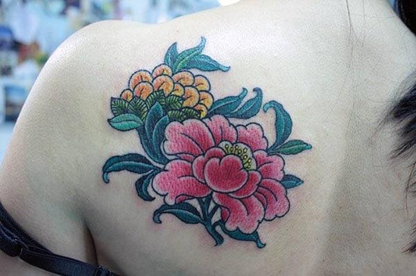 An impressive flower tattoo design on back shoulder for Girls and women