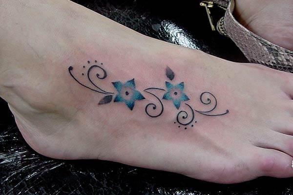 An alluring foot tattoo design for Ladies