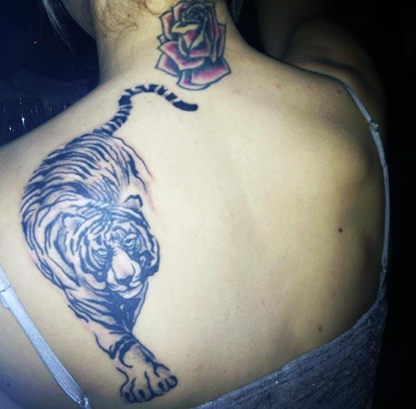 A magnificent tiger tattoo deign on back shoulder for girls and women
